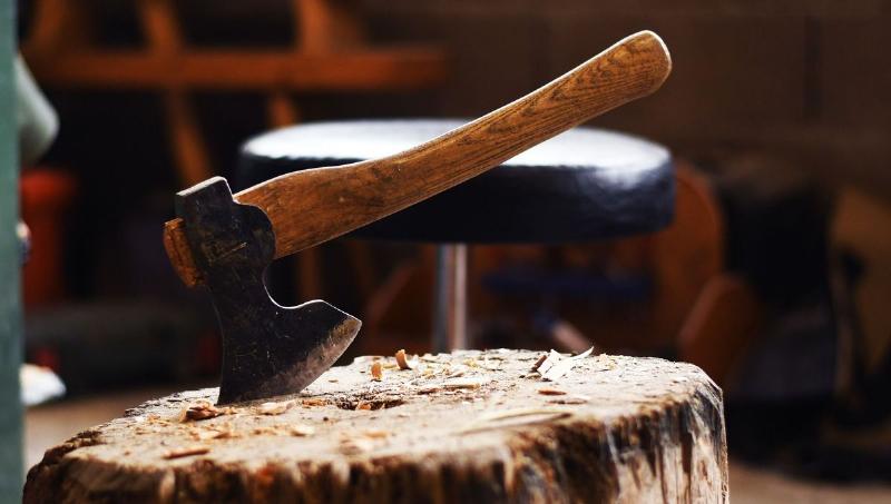 Outils traditionnels du charpentier de Notre Dame de Paris pour la reconstruction